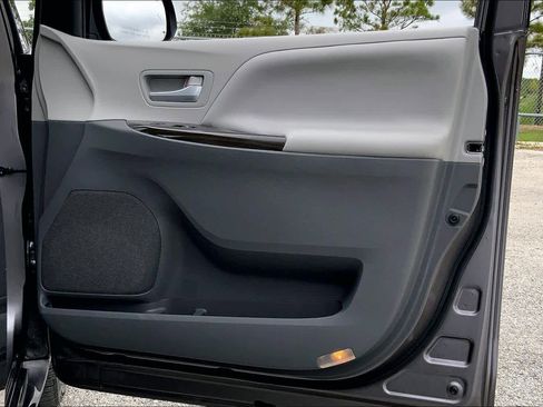 Used 2017 Toyota Sienna XLE FWD image 22