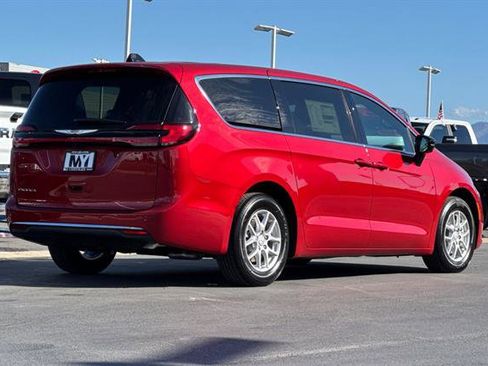 New 2026 Chrysler Pacifica Select image 4