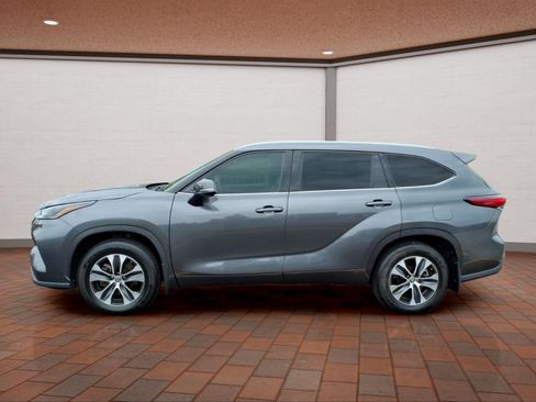 Used 2022 Toyota Highlander XLE AWD/4WD image 5