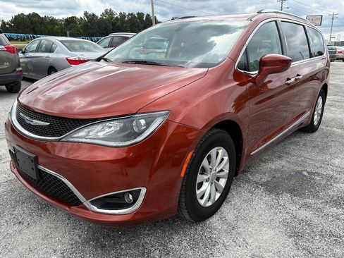 Used 2018 Chrysler Pacifica Touring-L FWD image 11