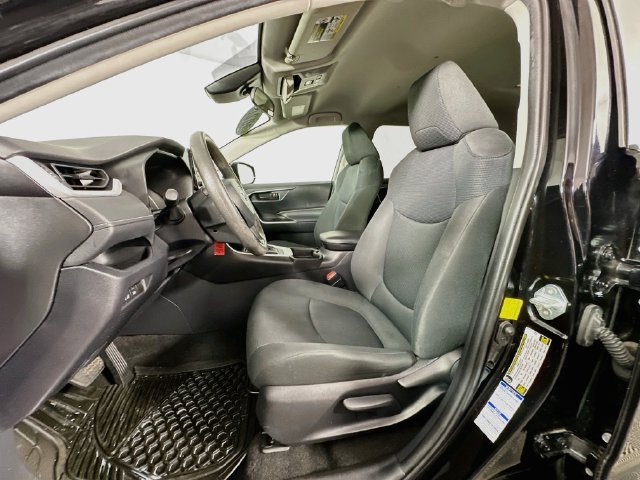 Used 2021 Toyota RAV4 LE AWD/4WD image 17