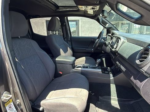 Used 2017 Toyota Tacoma TRD Off-Road w/ Premium & Technology Package AWD/4WD image 18