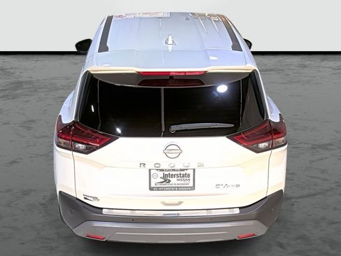 Used 2023 Nissan Rogue SV image 3