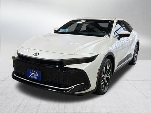 Used 2023 Toyota Crown XLE image 3