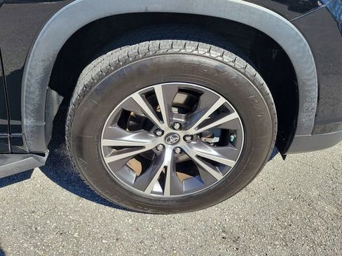 Used 2016 Toyota Highlander XLE image 7