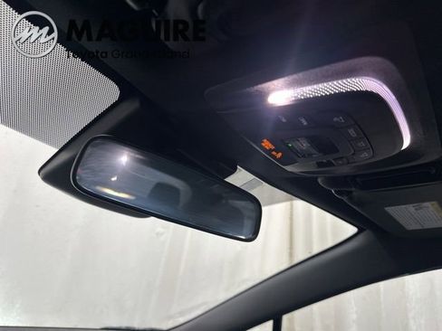 Used 2023 Toyota Corolla SE w/ SE Premium Package image 6