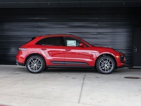 Certified 2025 Porsche Macan AWD/4WD image 8
