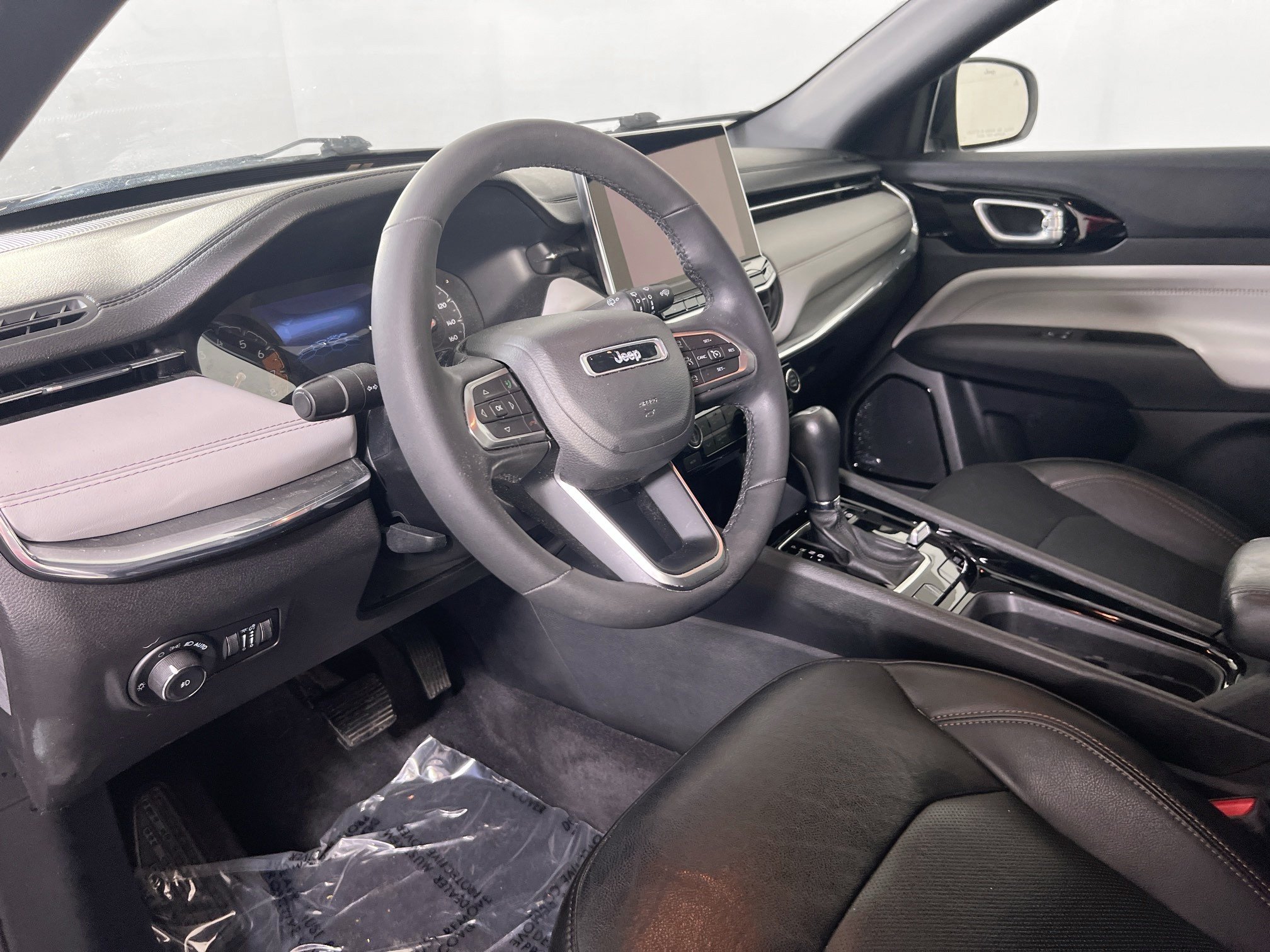 Used 2023 Jeep Compass Limited w/ Sun and Sound Group AWD/4WD image 9