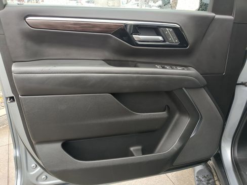 Used 2025 Chevrolet Suburban Z71 image 14