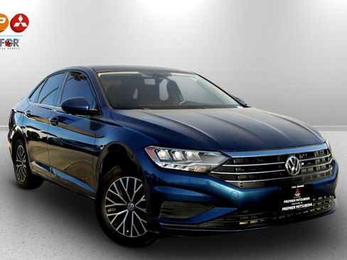 Used 2021 Volkswagen Jetta SE w/ SE Cold Weather Package image 4