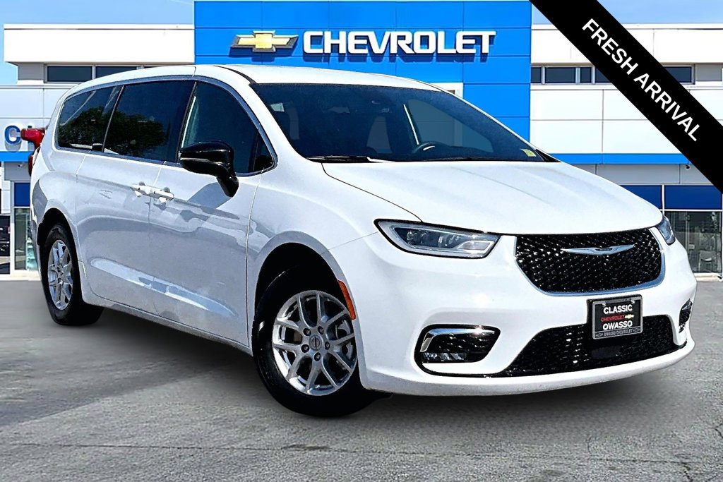 Used 2025 Chrysler Pacifica Select FWD image 1
