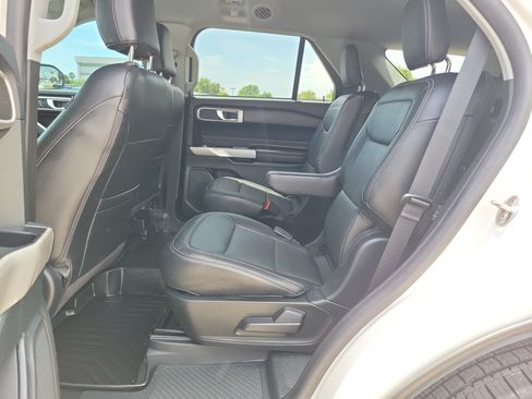 Used 2023 Ford Explorer XLT RWD image 9
