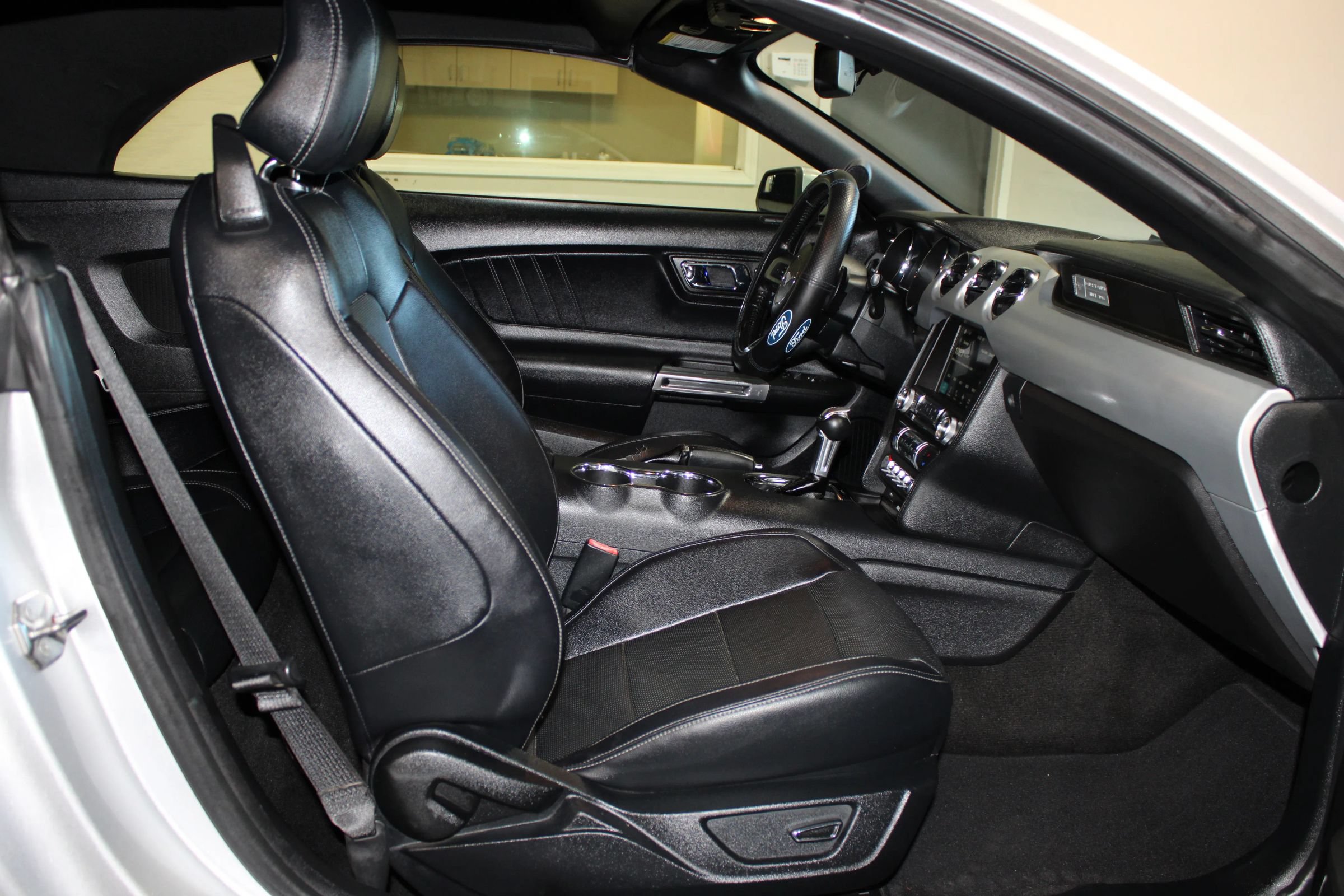 Used 2016 Ford Mustang Convertible RWD image 23