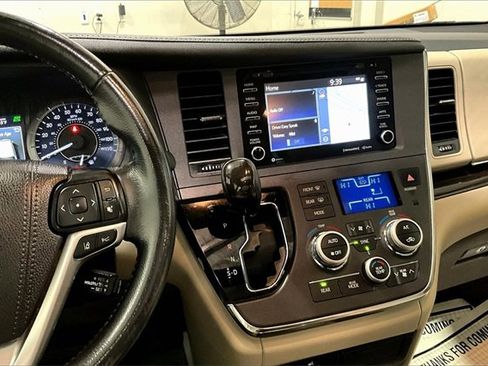 Used 2019 Toyota Sienna XLE Premium image 9