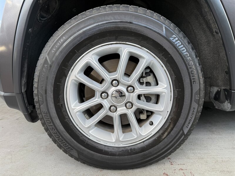 Used 2019 Jeep Grand Cherokee Laredo RWD image 37