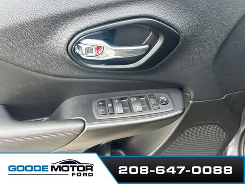 Used 2021 Jeep Cherokee Trailhawk AWD/4WD image 6