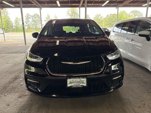 Used 2024 Chrysler Pacifica Touring-L FWD image 2