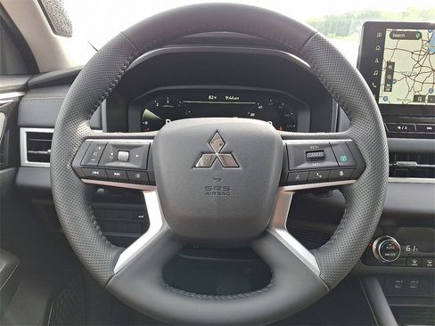 New 2025 Mitsubishi Outlander SE image 9