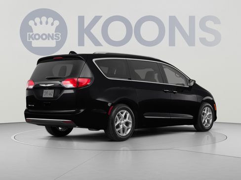 Used 2019 Chrysler Pacifica Touring-L FWD image 4
