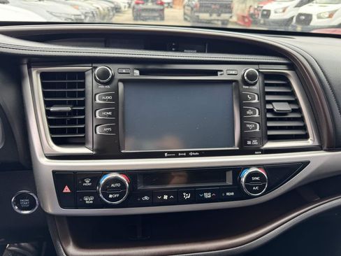 Used 2017 Toyota Highlander XLE w/ Carpet Mat Package AWD/4WD image 8