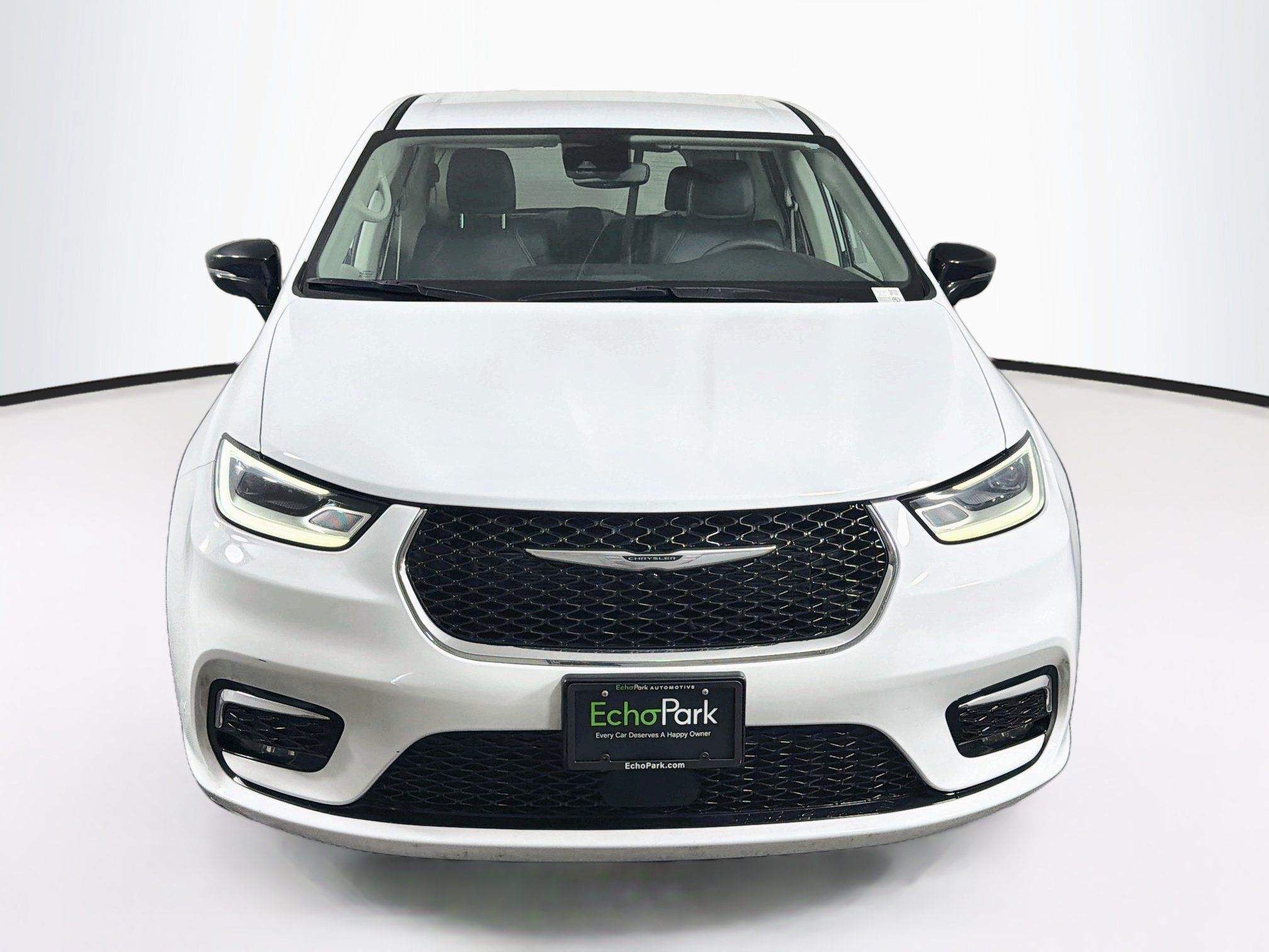 Used 2024 Chrysler Pacifica Touring-L FWD image 2