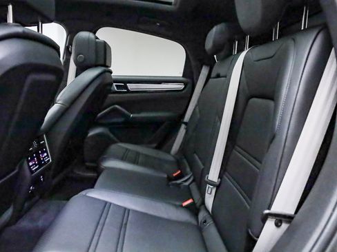 Used 2023 Porsche Cayenne Platinum Edition image 23