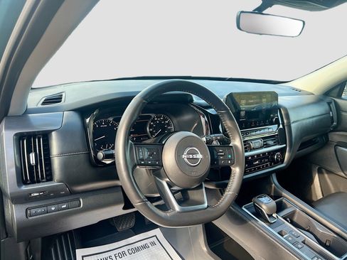 Used 2025 Nissan Pathfinder SL FWD image 9