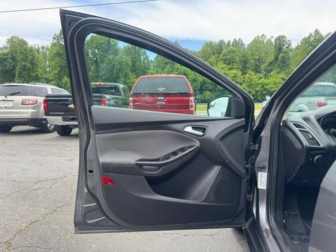 Used 2013 Ford Focus SE w/ Interior Protection Pkg FWD image 9