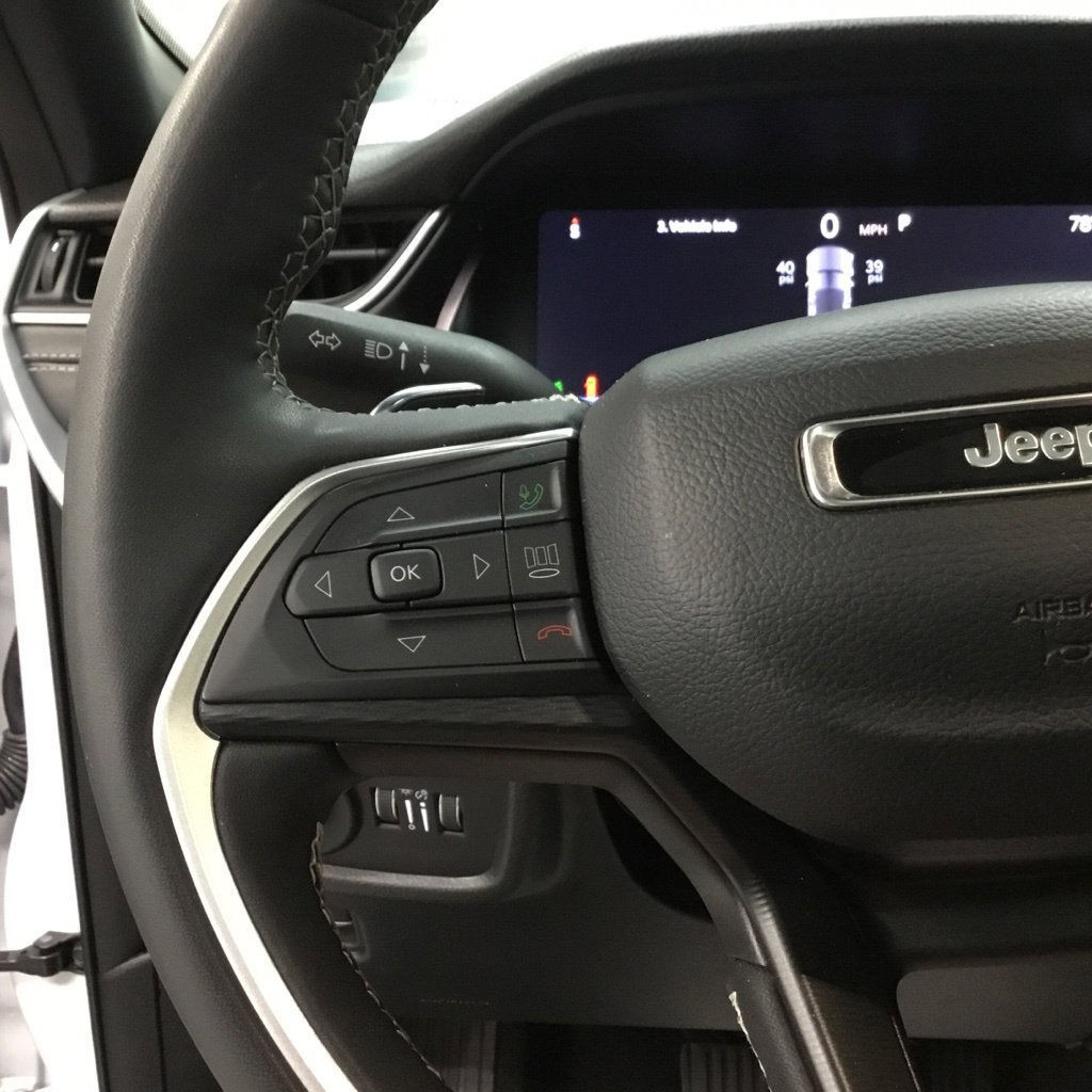 Used 2025 Jeep Grand Cherokee Altitude AWD/4WD image 12