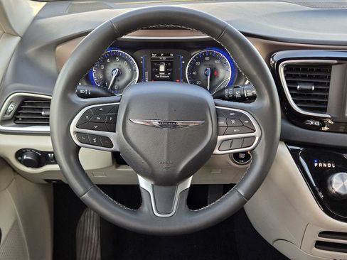 Used 2023 Chrysler Voyager LX image 21