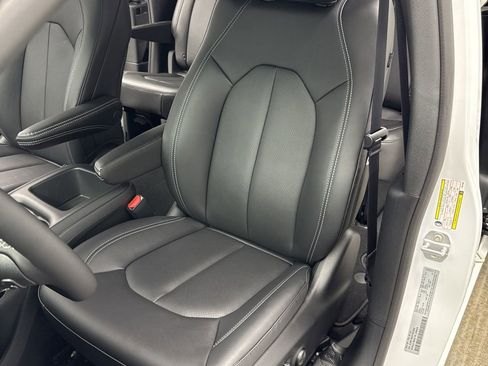 New 2026 Chrysler Pacifica Select image 10