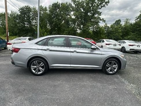 Used 2023 Volkswagen Jetta SE w/ Panoramic Sunroof Package FWD image 4