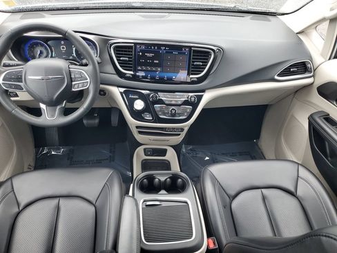 Used 2023 Chrysler Pacifica Touring-L FWD image 26