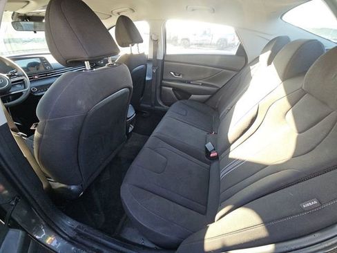 Used 2025 Hyundai Elantra Blue image 3