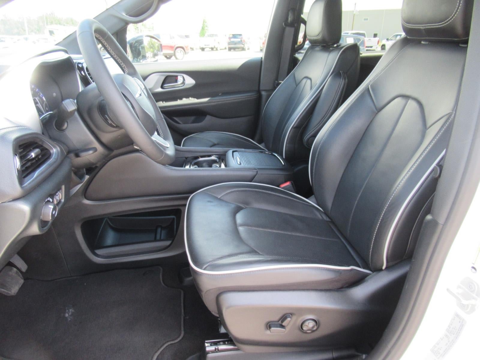 Used 2026 Chrysler Pacifica Limited FWD image 19