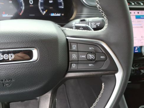 Used 2025 Jeep Grand Cherokee Limited image 20