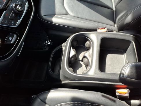 Used 2025 Chrysler Pacifica Select FWD image 14