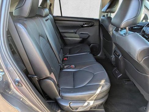 Used 2021 Toyota Highlander XLE image 18