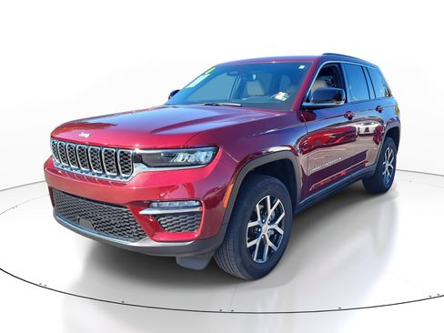 Used 2024 Jeep Grand Cherokee Limited image 3