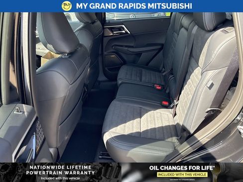 New 2026 Mitsubishi Outlander SE AWD/4WD image 12