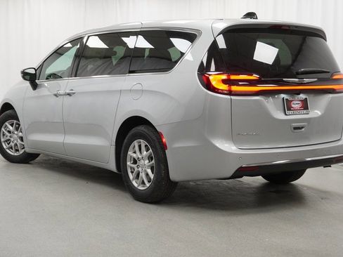 New 2026 Chrysler Pacifica Select image 14