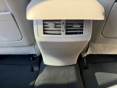 Used 2015 Toyota Venza LE image 21