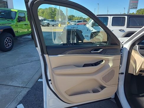 New 2025 Jeep Grand Cherokee Limited w/ Luxury Tech Group II image 9