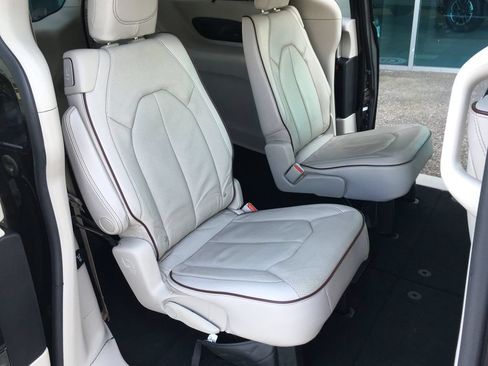 Used 2017 Chrysler Pacifica Limited FWD image 28