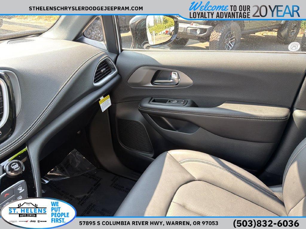 New 2027 Chrysler Pacifica Select w/ Family Tech Group AWD/4WD image 28