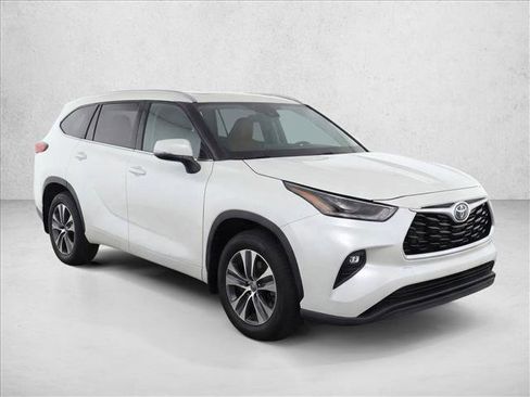 Used 2020 Toyota Highlander XLE FWD image 3