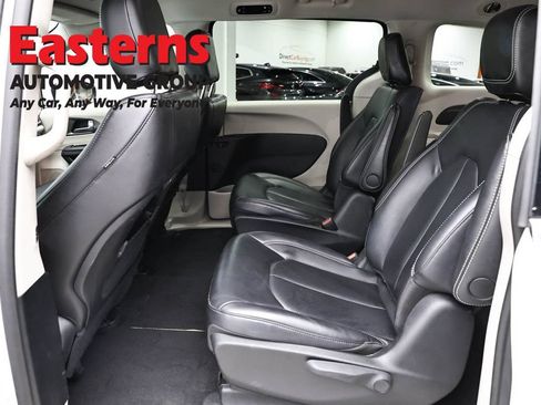 Used 2024 Chrysler Pacifica Limited FWD image 21