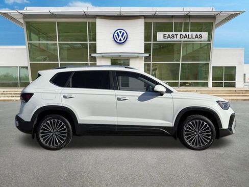 Used 2025 Volkswagen Taos SE image 2