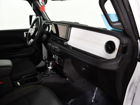 Used 2024 Jeep Wrangler Unlimited Sahara AWD/4WD image 40