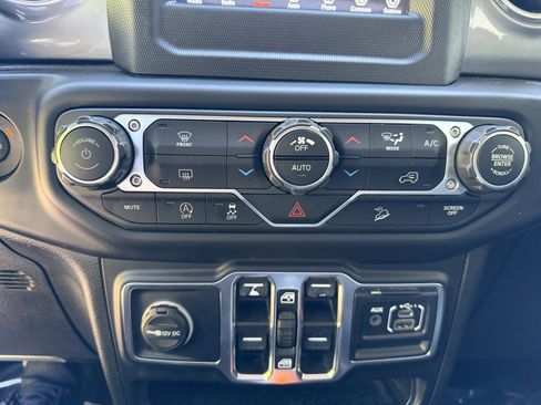 Used 2020 Jeep Wrangler Unlimited Sahara AWD/4WD image 41